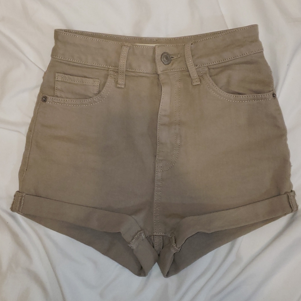 Aritzia TNA khaki shorts